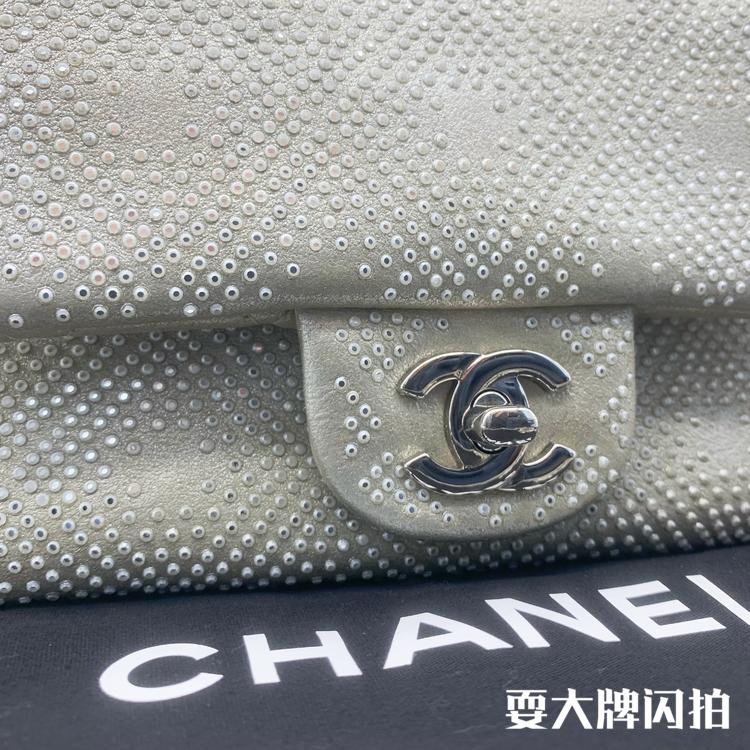 Chanel香奈儿 珠钻银扣CF大mini链条包 Chanel 香奈儿珠钻银扣CF大mini链条包，包身质感blingbling闪闪发亮，上身气质绝佳，可做单肩斜跨背，镭射18开，现货好价带走，20*12*6cm